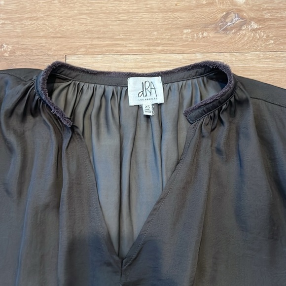 dRA Los Angeles NWT v neck hilo blouse Size - XSmall - Picture 5 of 6
